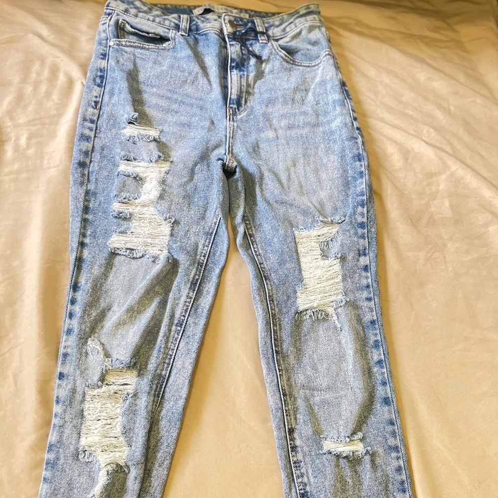 blue washed jeans,with rip style